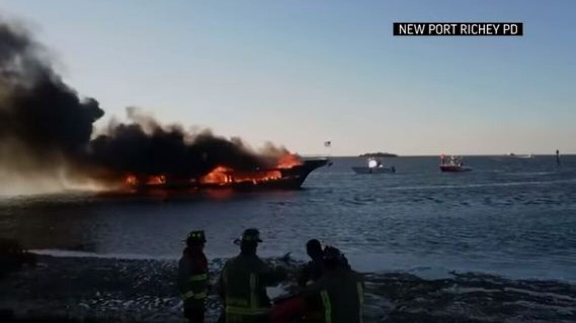 Φωτιά σε πλοίο στην Φλόριντα: Πανικόβλητοι πήδηξαν στη θάλασσα οι επιβάτες