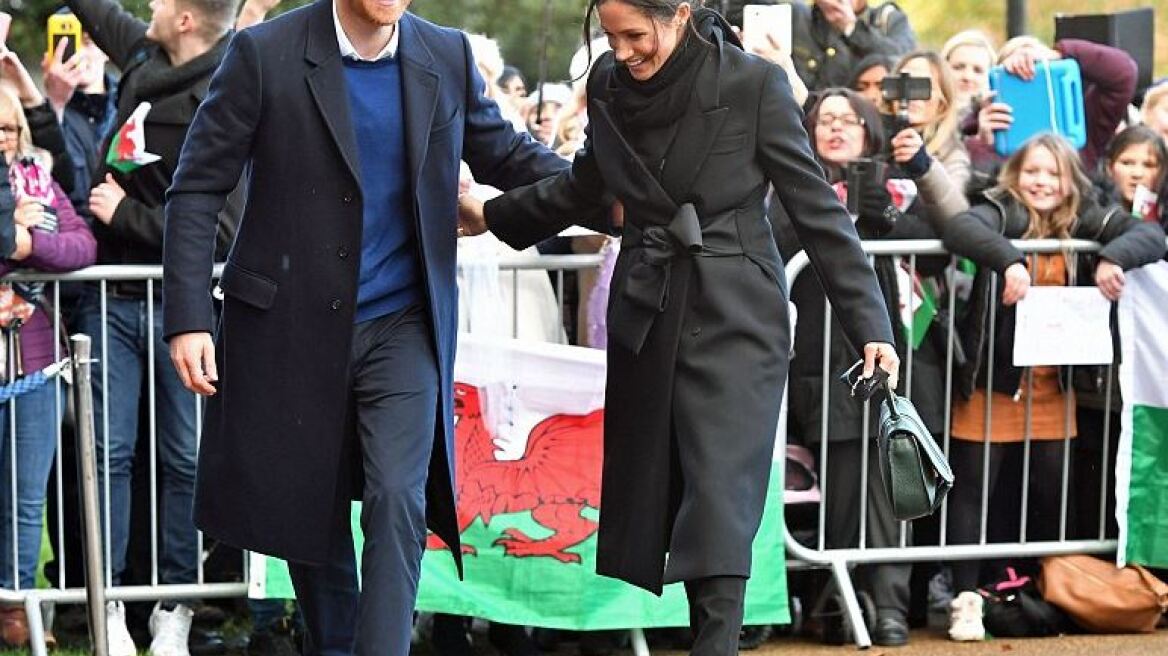 Κάρντιφ: «Ντελίριο» για Χάρι και Μέγκαν - Ουρές από τα ξημερώματα για ένα χαμόγελό τους!