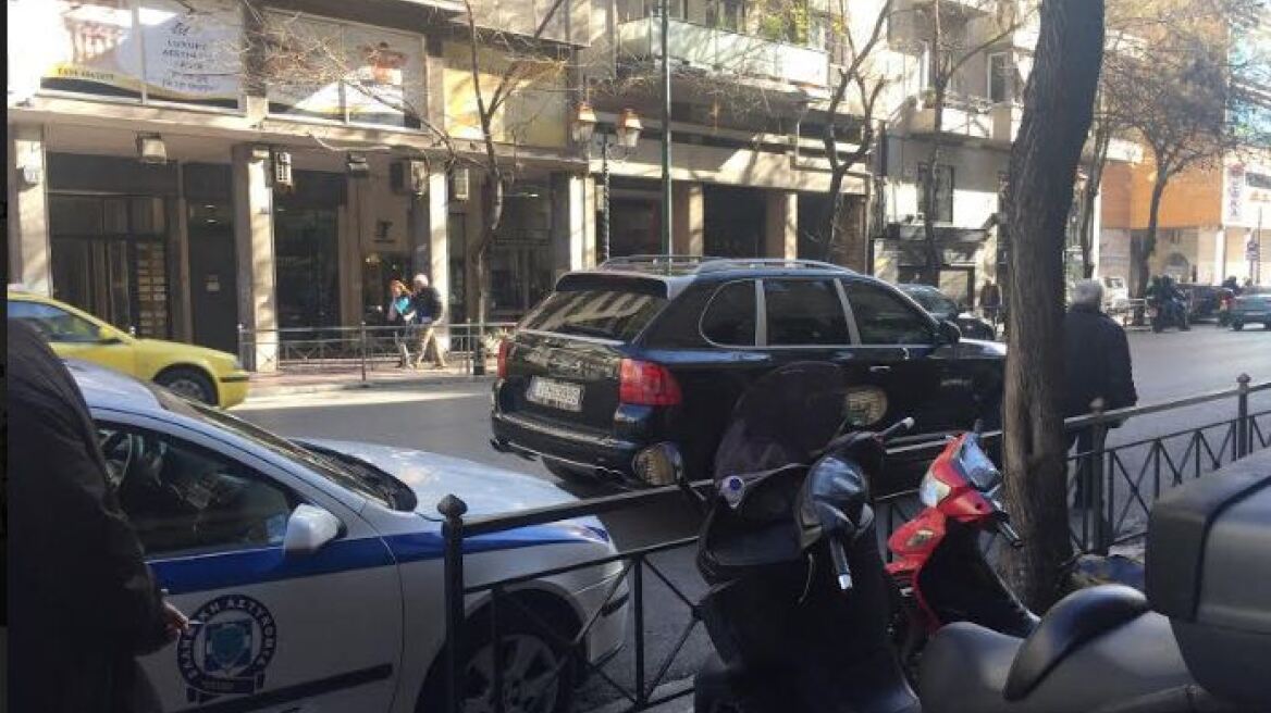 Βίντεο: Καυγάς αστυνομικού με οδηγό Porsche στην Ακαδημίας 