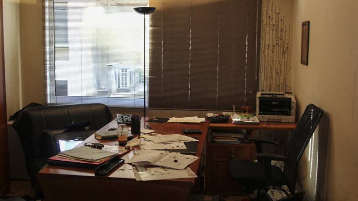 Εισβολή του Ρουβίκωνα σε συμβολαιογραφείο στην Αθήνα