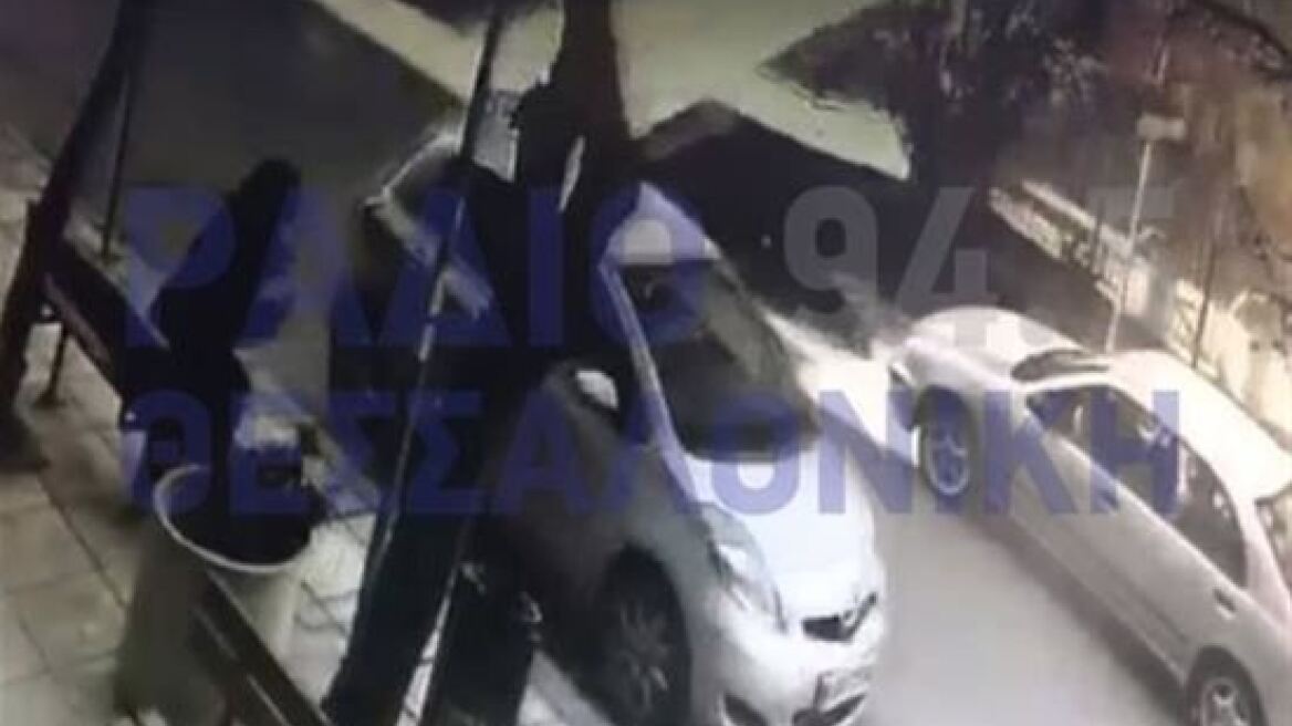 Απίστευτο βίντεο: Μέχρι και στέγη νηπιαγωγείου ξήλωσαν οι ισχυροί άνεμοι στη Θεσσαλονίκη