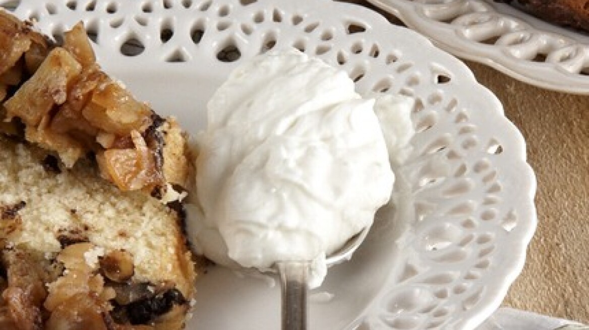 Κανελένιο κέικ με καραμελωμένα μήλα και σοκολάτα