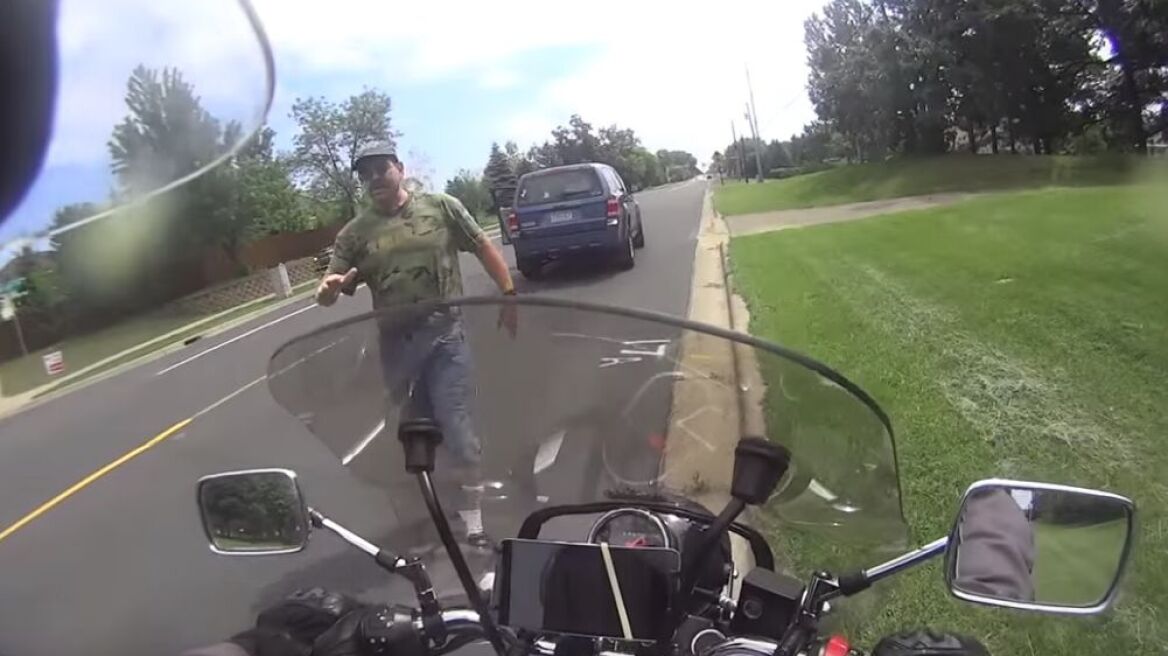 Video: Η απίστευτη συμπεριφορά οδηγού και αναβάτη...