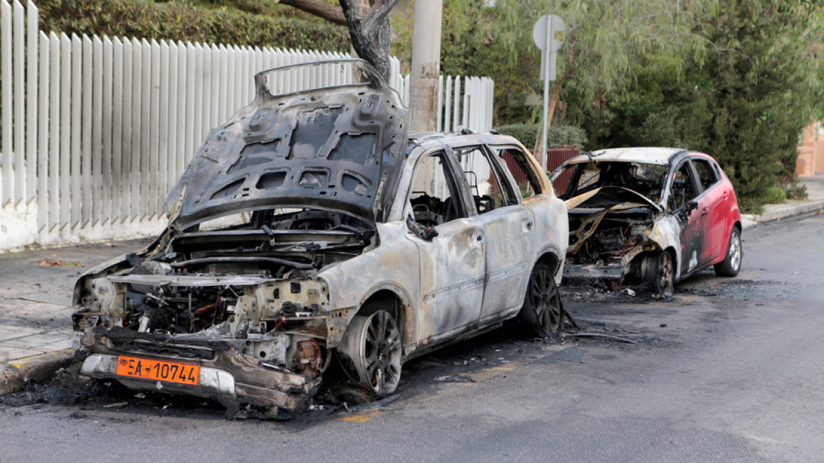 Συναγερμός τα ξημερώματα στη Φιλοθέη: Έκαψαν τρία οχήματα της πρεσβείας της Ουκρανίας