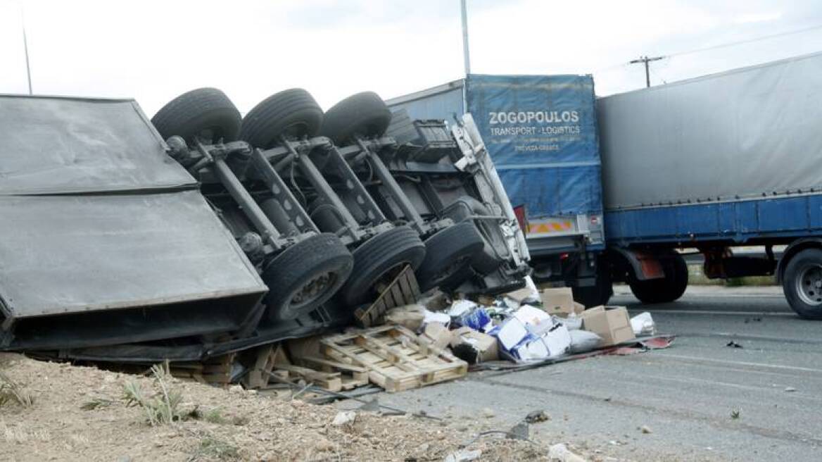 Ανετράπη νταλίκα στη Μαλακάσα