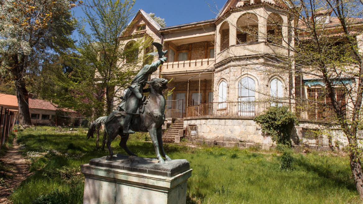 Süddeutsche Zeitung: «Εν υπνώσει» είναι το πρώην βασιλικό παλάτι στο Τατόι