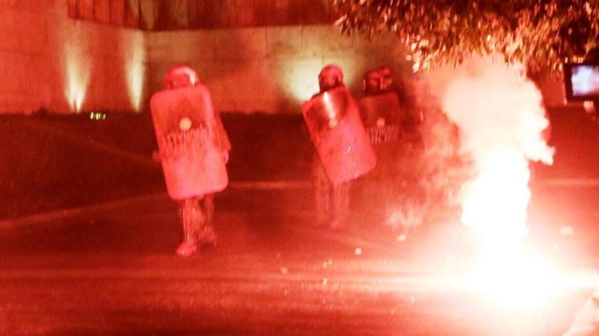 Αστυνομικός τραυματίστηκε από επίθεση οπαδών στην Πάτρα