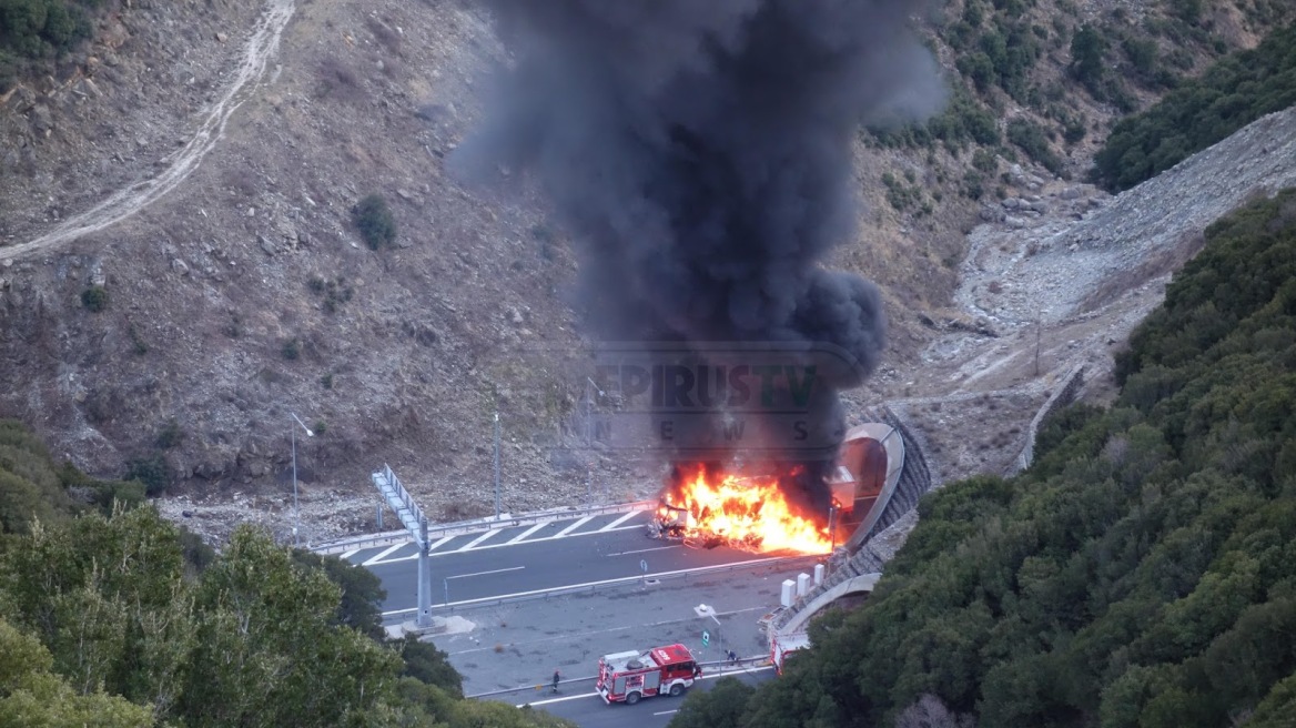 Νταλίκα τυλίχτηκε στις φλόγες στην Εγνατία Οδό - Σώος ο οδηγός