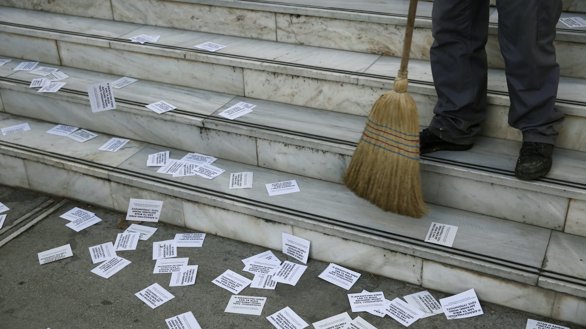 Δείτε το βίντεο από την εισβολή του Ρουβίκωνα στα δικαστήρια της Ευελπίδων