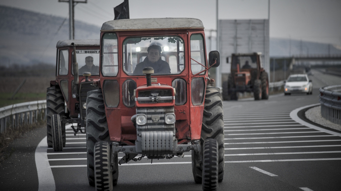 Σε θέσεις «μάχης» οι αγρότες - Σε ποιους δρόμους βγήκαν τα τρακτέρ