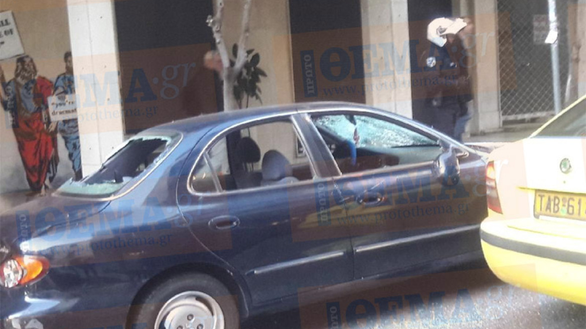 Κουκουλοφόροι έκαναν γυαλιά καρφιά διπλωματικό όχημα στο Κολωνάκι