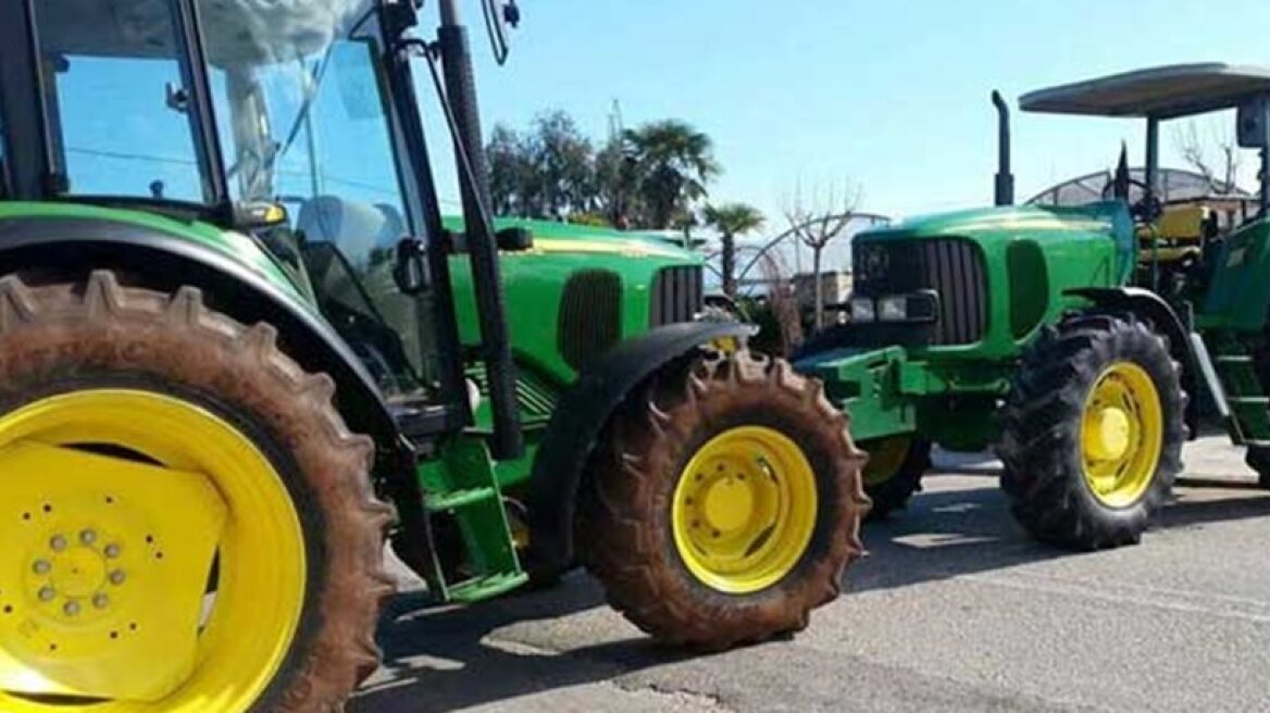 Αγρότες έχουν παρατάξει τρακτέρ στις εθνικές οδούς Αντιρρίου -Ιωαννίνων και Πατρών-Πύργου