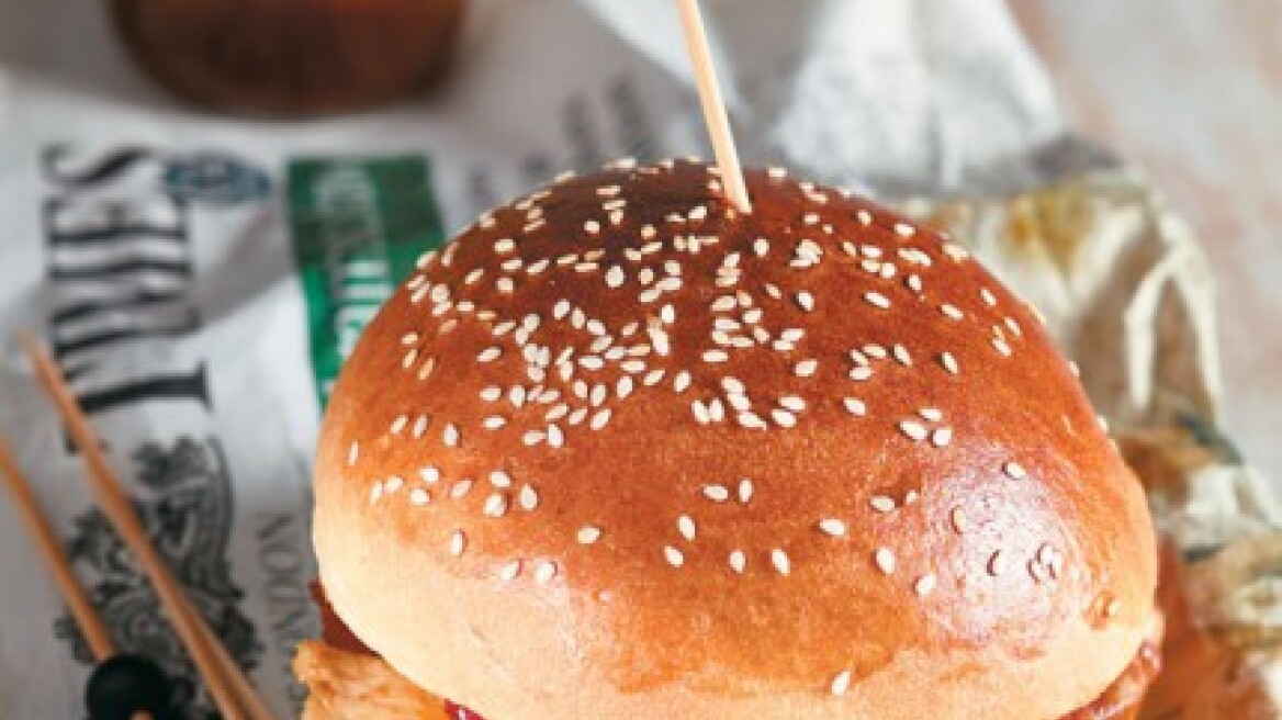 Burger με κοτόπουλο, λουκάνικο και γαρίδες