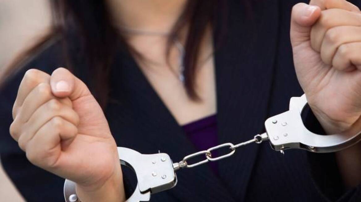 Σύρος: Αναζητούσαν επί 11 χρόνια την απατεώνισσα!