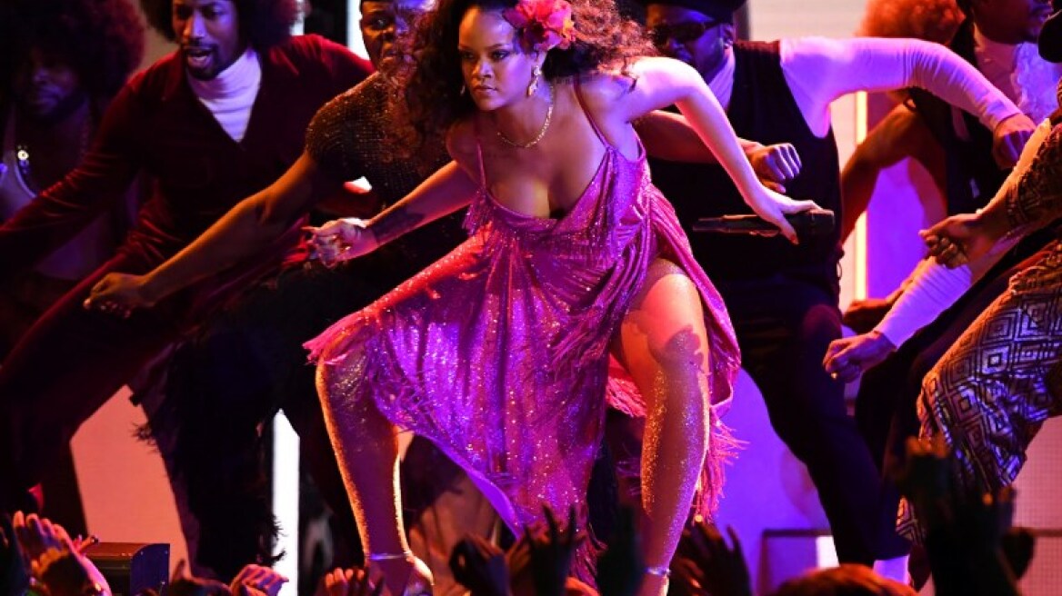 Τα «έδωσε όλα» η Rihanna στα Grammys: Καυτός «άγριος» χορός με... επικίνδυνο ντεκολτέ