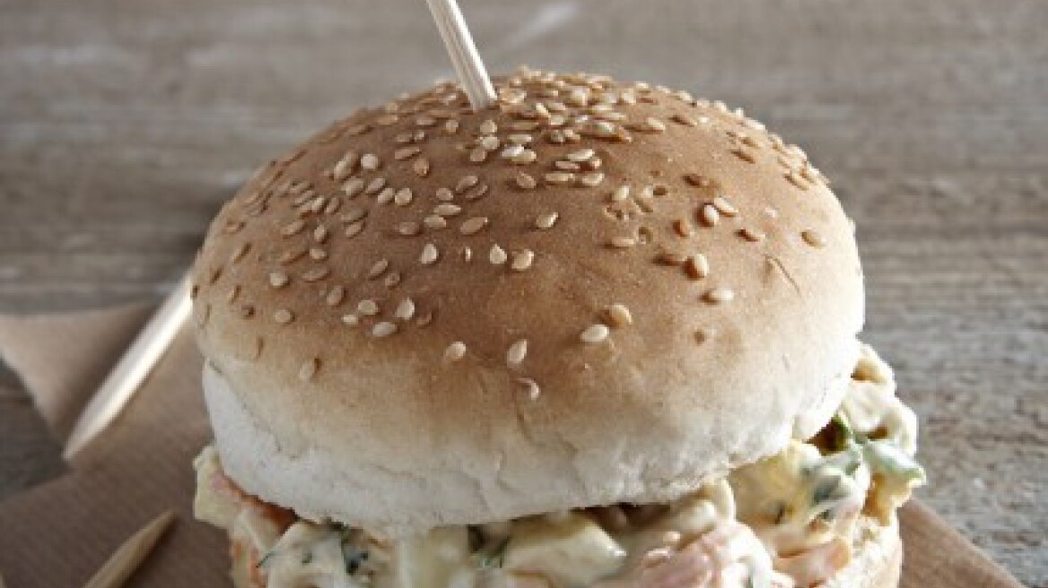 Μπέργκερ με κοτοσαλάτα