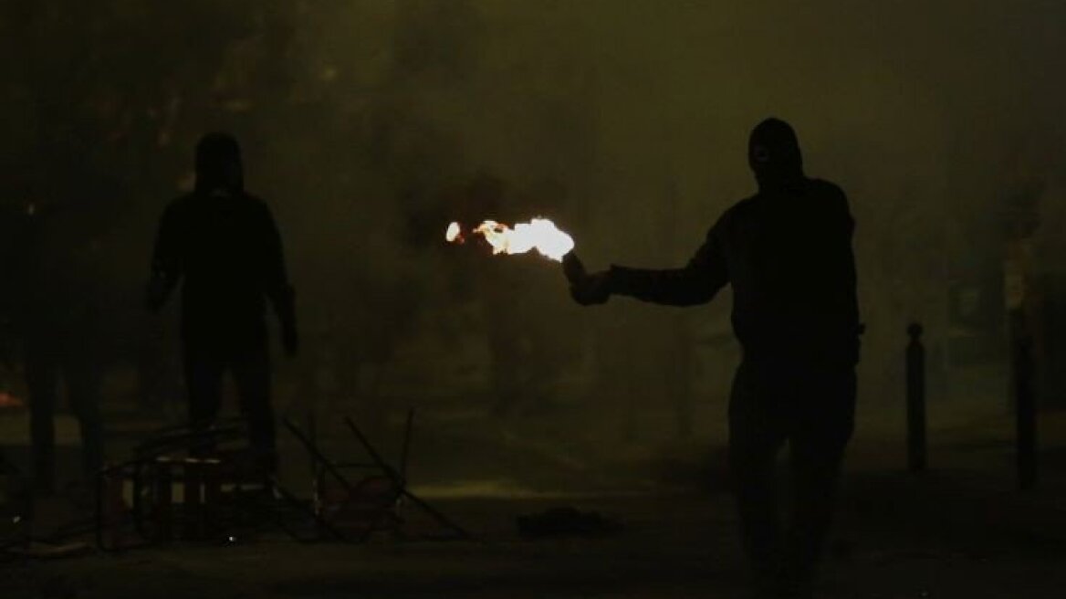 Νέες επιθέσεις με μολότοφ στο Πολυτεχνείο