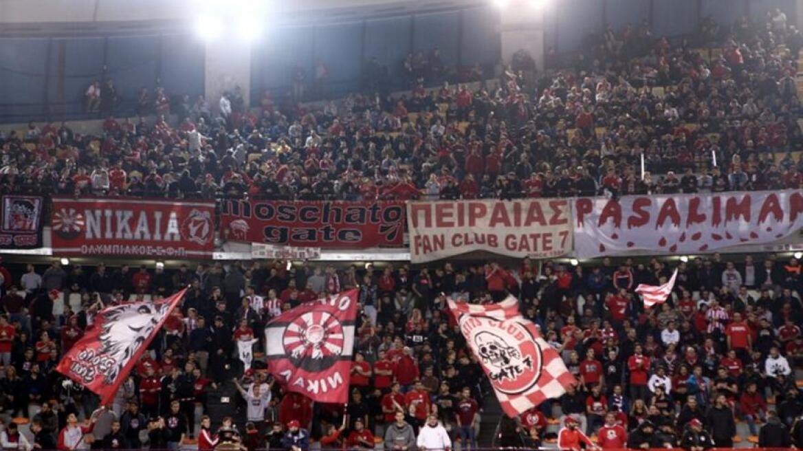 Οπαδοί του Ολυμπιακού περίμεναν στο ΣΕΦ την αποστολή!