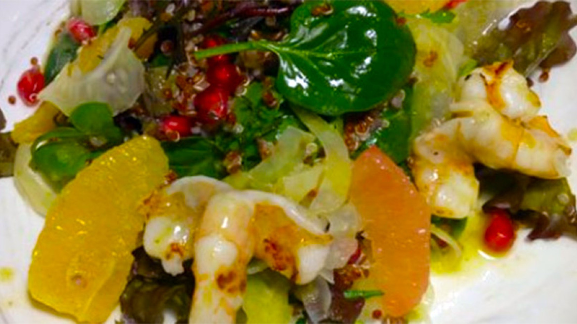 Σαλάτα εσπεριδοειδών με κινόα, φινόκιο και ψητές γαρίδες