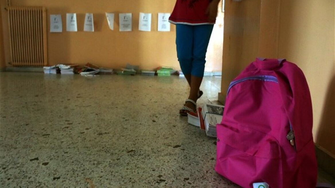 Δάσκαλοι για την «τσάντα στο σχολείο»: «Σταγόνα στον ωκεανό» - Γονείς: «Υπάρχουν σοβαρότερα προβλήματα» 