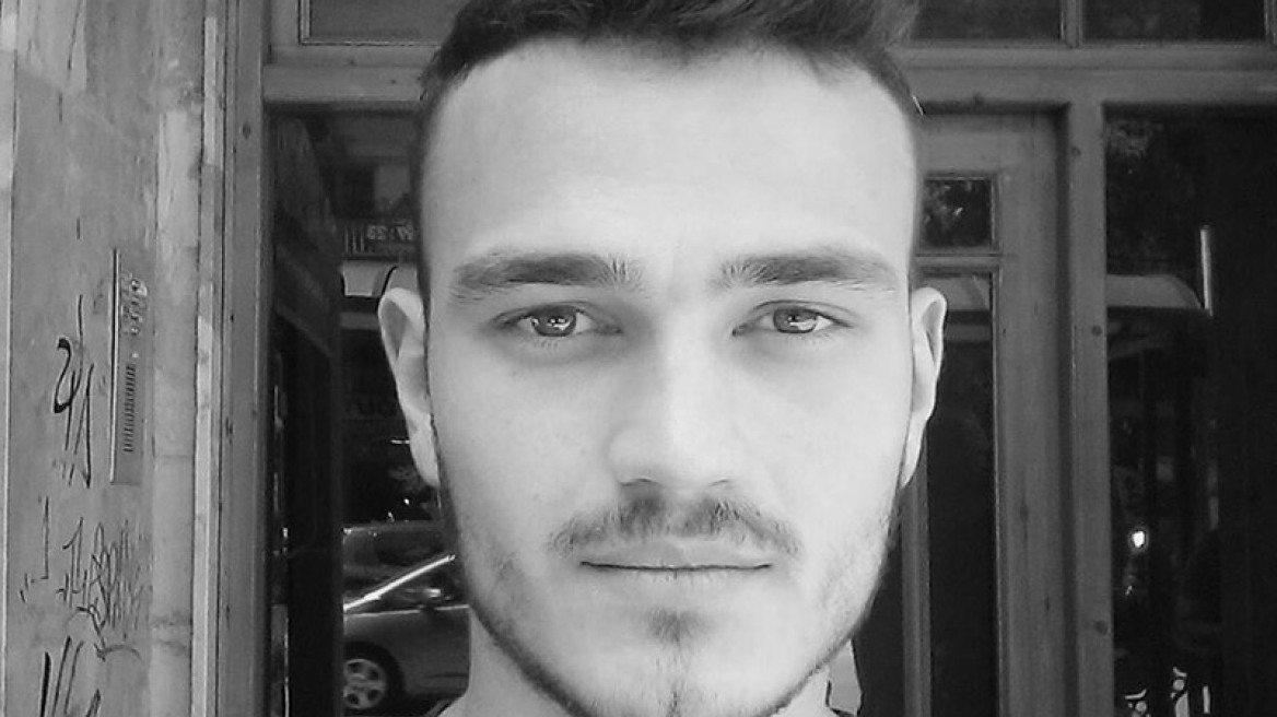 «Θέλω να βρεθεί αυτός που έβγαλε μαχαίρι και το κάρφωσε στην καρδιά του γιου μου» λέει ο πατέρας του 22χρονου