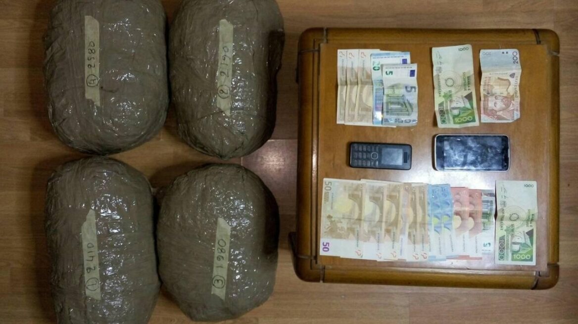 Καστοριά: Αλβανοί πέρασαν πάλι πεζή τα σύνορα με εννέα κιλά χασίς