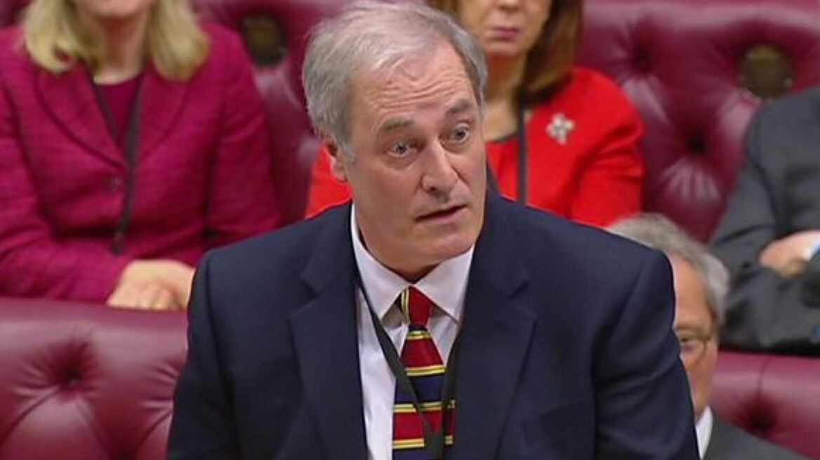 Βουλή των Λόρδων: «Ντρέπομαι βαθιά» είπε υφυπουργός και «παραιτήθηκε» επειδή... άργησε