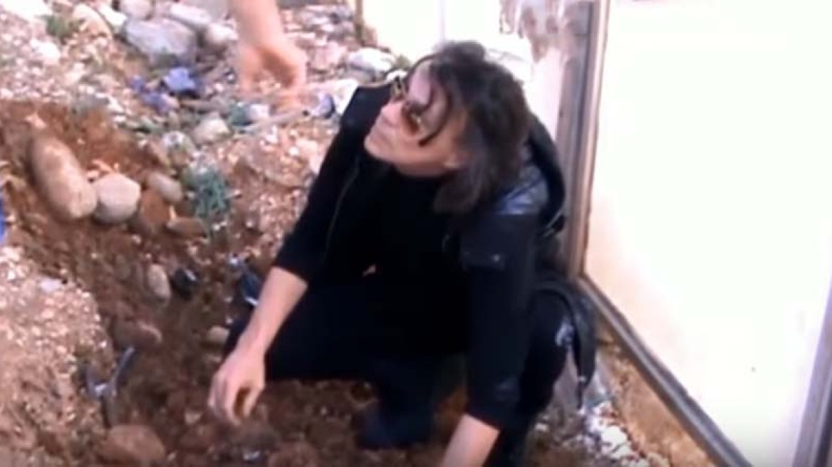 Ο Ψινάκης σκάβει με τα χέρια του για να βρει υδροκλοπές!