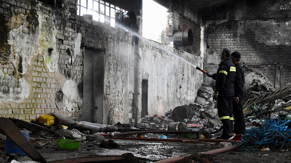 Φωτογραφίες: Φωτιά σε εγκαταλελειμμένο εργοστάσιο στη Νέα Φιλαδέλφεια