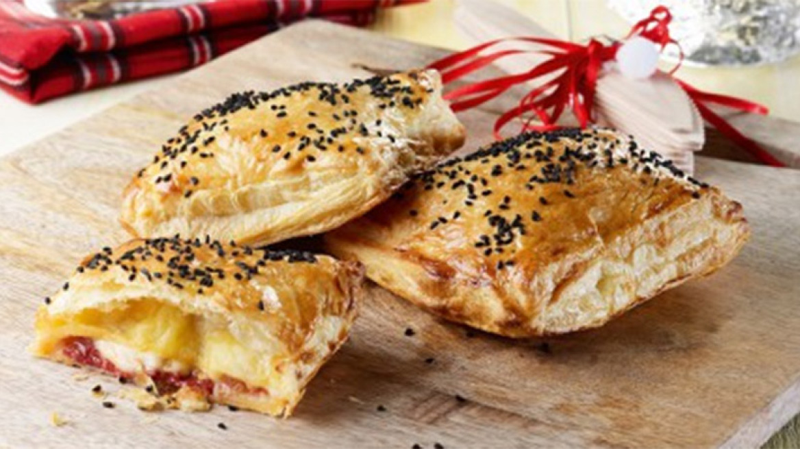 Τετράγωνα πιτάκια με παστουρμά, ντομάτα, κασέρι