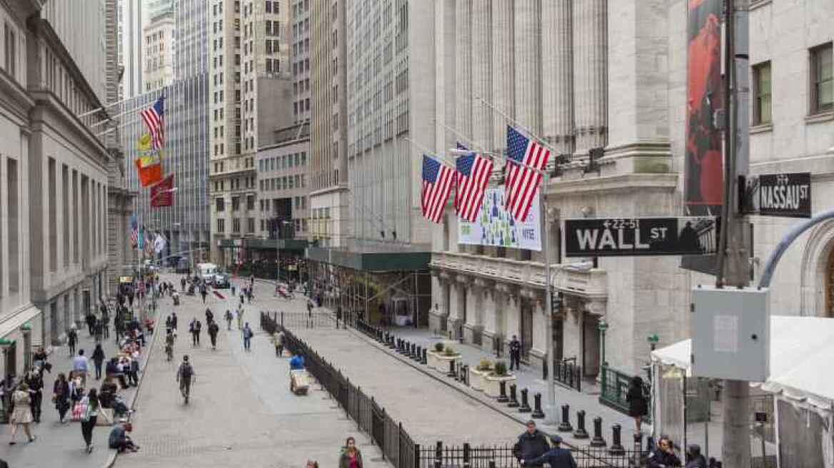 Wall Street: Ελεύθερη πτώση 1000 μονάδων για τον Dow μετά το «ξεπούλημα» της Παρασκευής