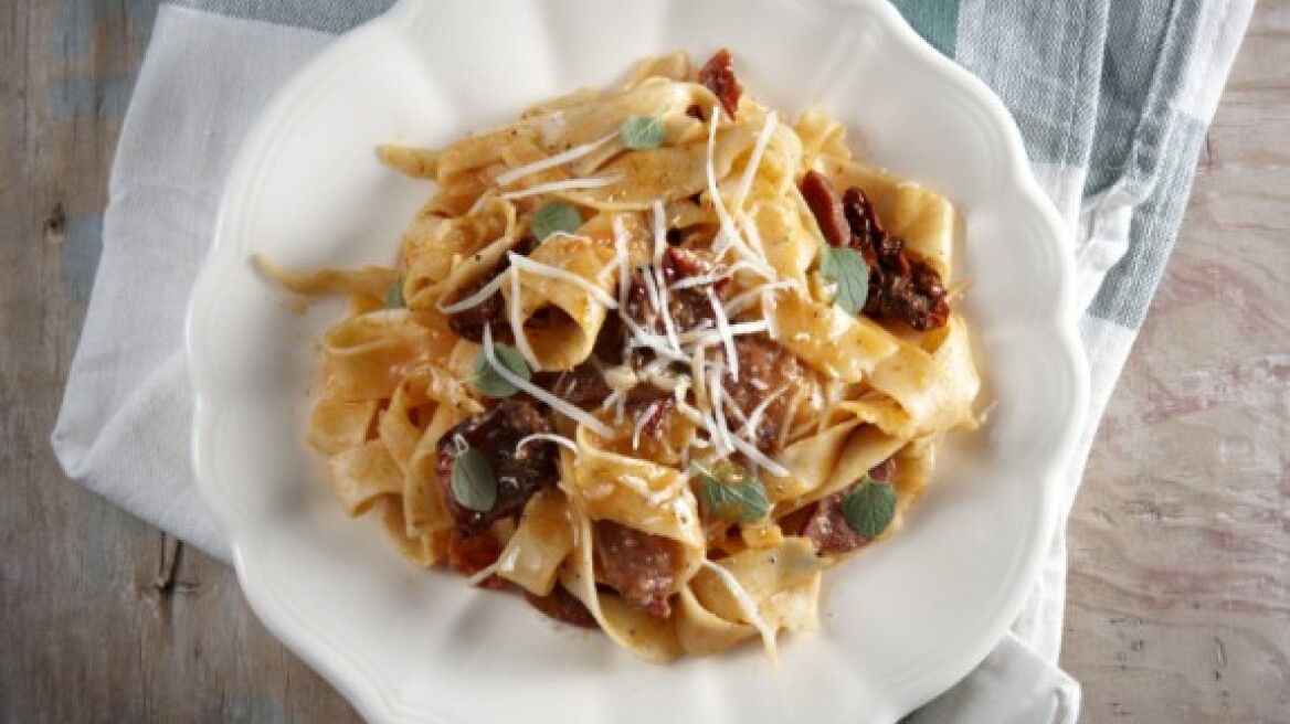 Χυλοπίτες στιγμής με σαλάμι και ντομάτα