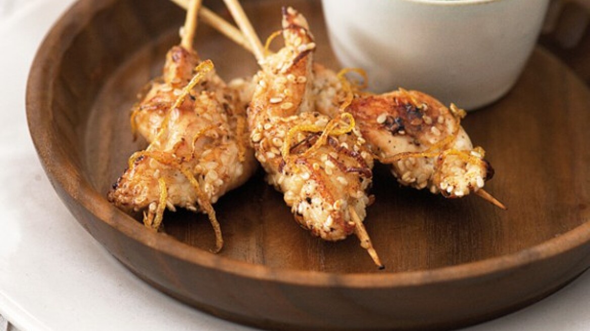 Σουβλάκια κοτόπουλου με σουσάμι και σαλάτα αβοκάντο