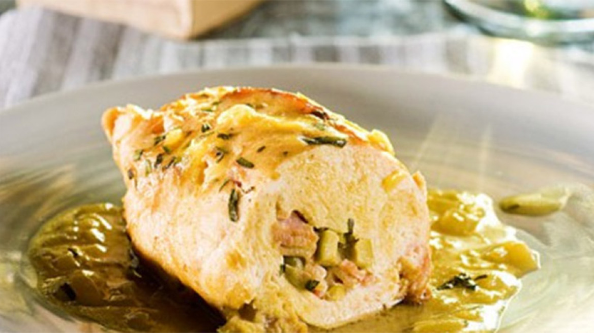 Γεμιστά φιλέτα κοτόπουλου με μπέικον και ελιές