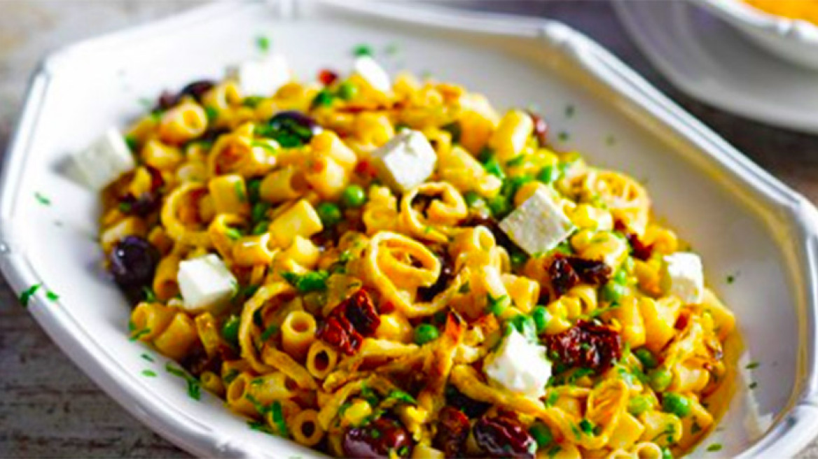 Ελαφριά μακαρονοσαλάτα με φέτα και λάδι ντομάτας