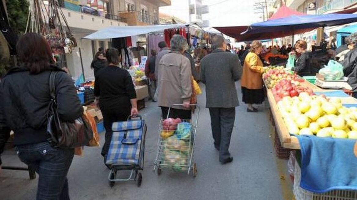 Παράτησαν λαθραία τσιγάρα και είδη παρεμπορίου στη λαϊκή