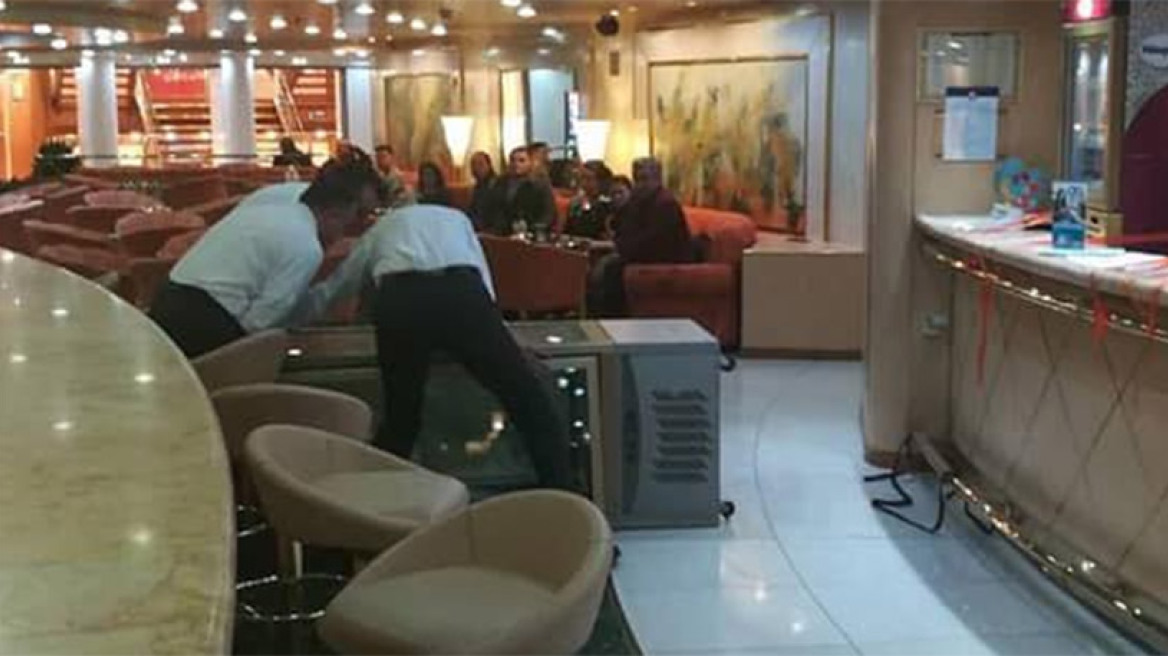 Απίστευτες φωτογραφίες: Τρικυμία έφερε τα «πάνω-κάτω» σε πλοίο των Μινωικών Γραμμών