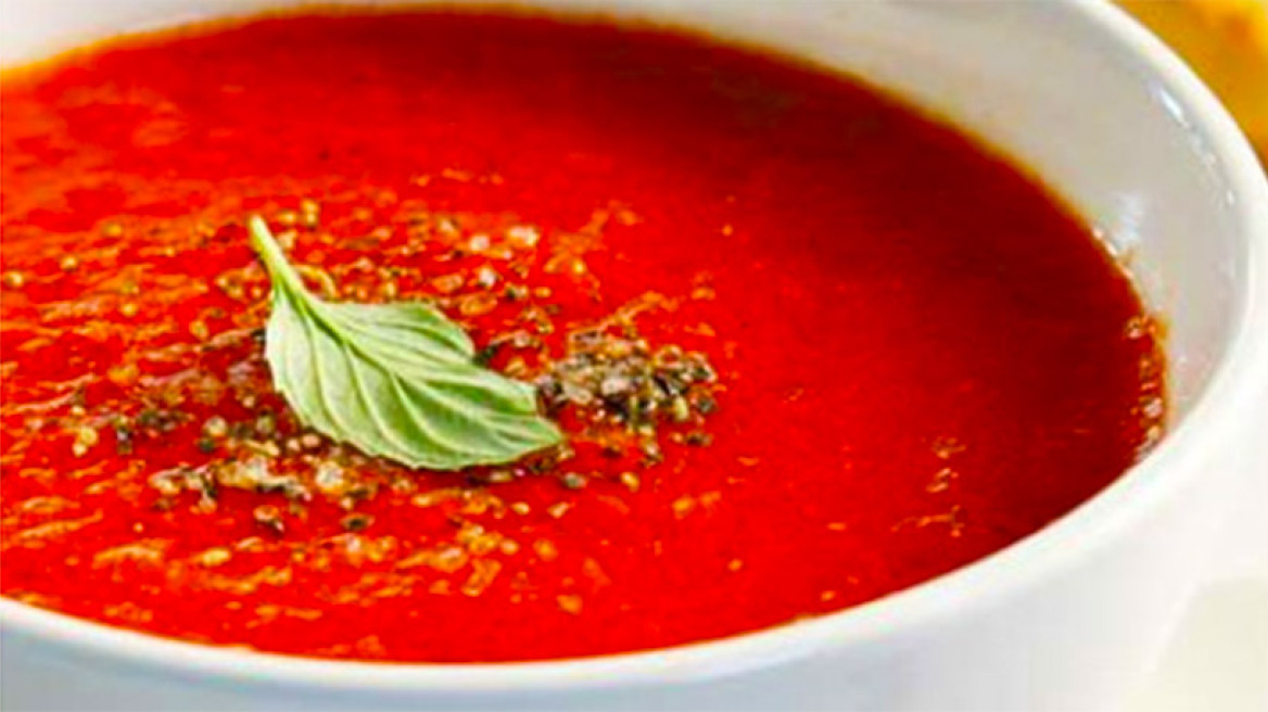 Πικάντικη σούπα με ψητές ντομάτες και πιπεριές