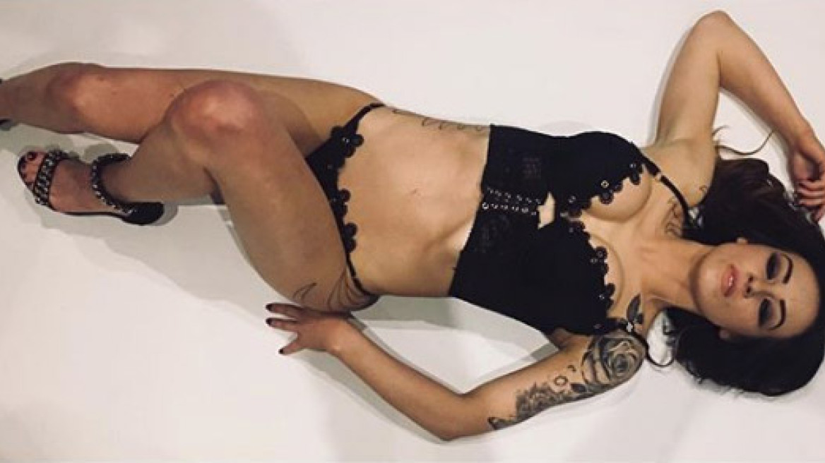 Η 36χρονη γιαγιά που έχει τρελάνει τη Βρετανία και δέχεται προτάσεις γάμου ακόμα και από την Ελλάδα