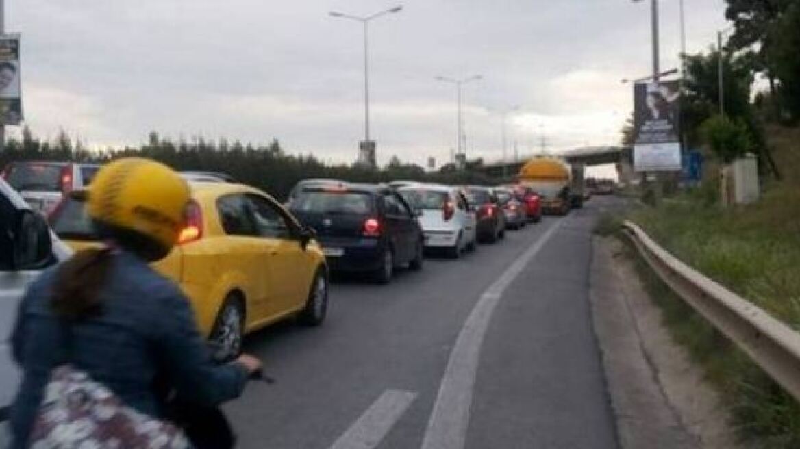 Ταλαιπωρία στην Αττική Οδό από καραμπόλα πέντε αυτοκινήτων