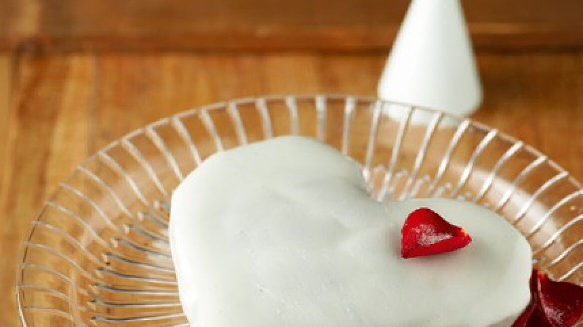 Καρδιά από κέικ σοκολάτας με γλάσο βανίλιας