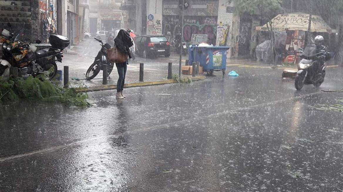 Με βροχές και χιόνια ξεκινά το τριήμερο της Αποκριάς: Πού θα χτυπήσει σήμερα ο «Κρέοντας»