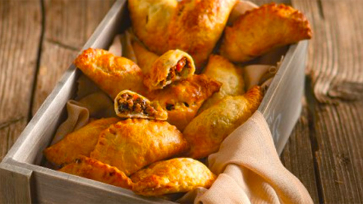 Κιμαδοπιτάκια με σταφίδες και κάρι