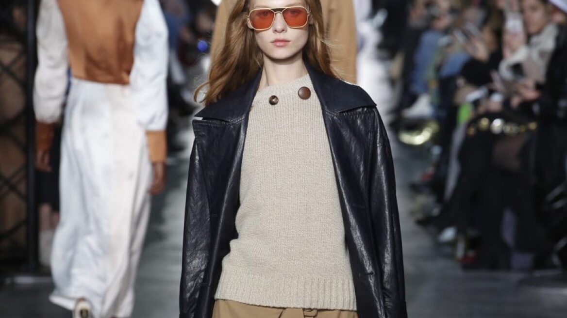  Αυτός είναι ο νέος τρόπος να κρατάς την τσάντα σου