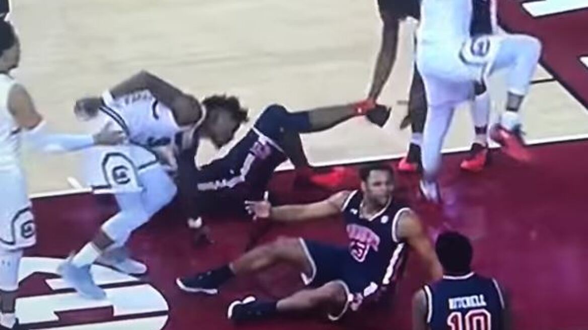 Βίντεο: Αθλητής κολεγιακής ομάδας μπάσκετ υπέστη εξάρθρωση αστραγάλου και κάταγμα κνήμης