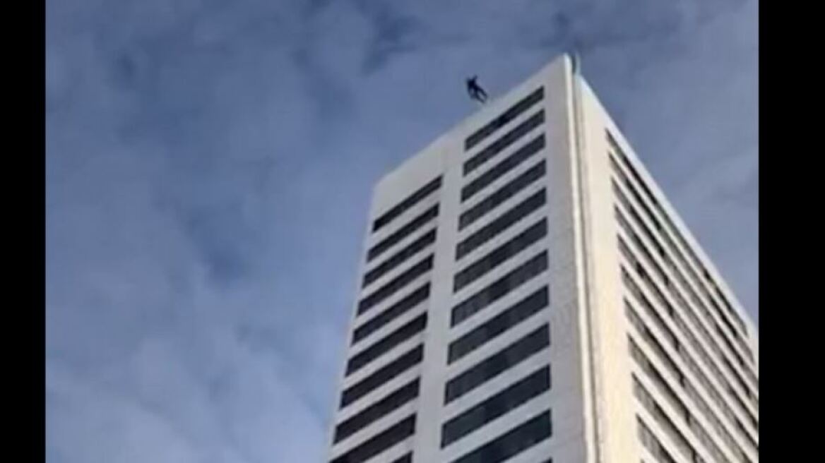 Τρομακτικό βίντεο: Πέφτει από 24ωροφο κτήριο αλλά το αλεξίπτωτο που φοράει δεν ανοίγει