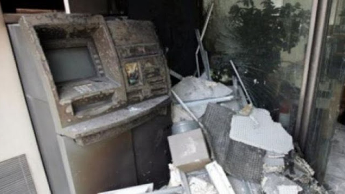 Πάτρα: Κουκουλοφόροι με ρόπαλα «έσπασαν» τράπεζες και καταστήματα
