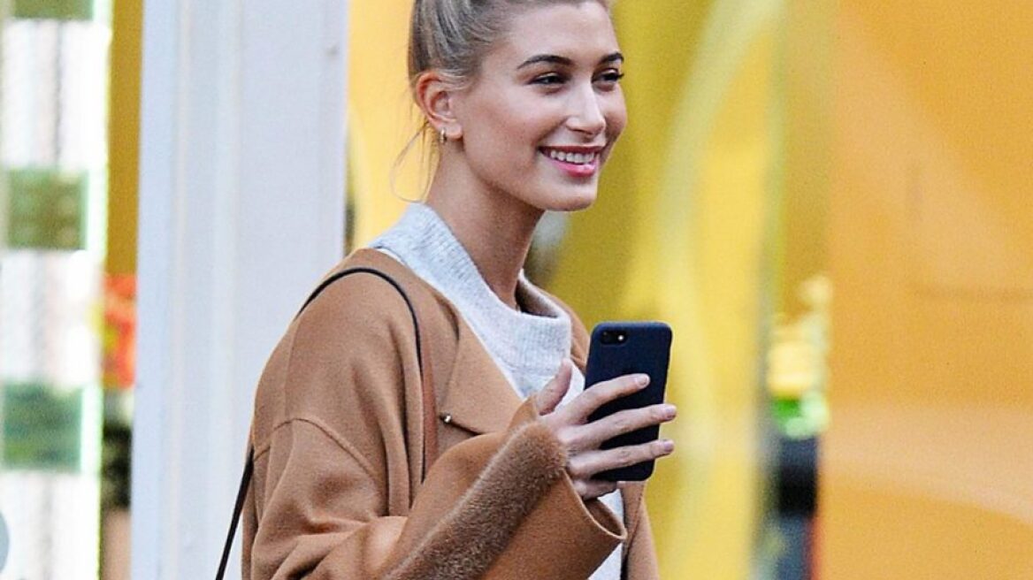 H Hailey Baldwin φοράει τα νέα “Ιt” sneakers