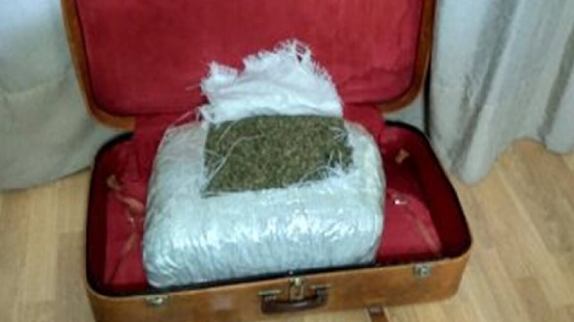 Θεσπρωτία: Αλβανός μετέφερε πεζή βαλίτσα με 13 κιλά χασίς