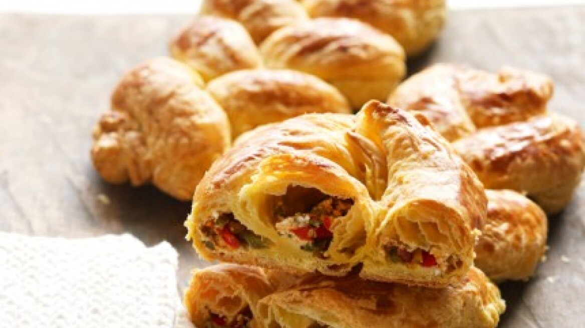 Πλεξούδες γεμιστές με πολύχρωμες πιπεριές και τυρί